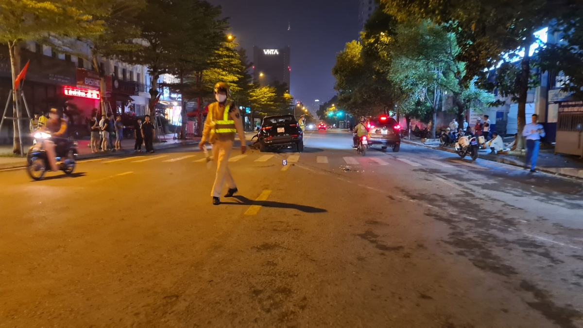Lực lượng CSGT quận Cầu Giấy có mặt để xử lý vụ việc.
