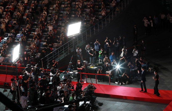 Song Joong Ki và Park So Dam tại thảm đỏ lễ khai mạc Liên hoan phim quốc tế Busan lần thứ 26