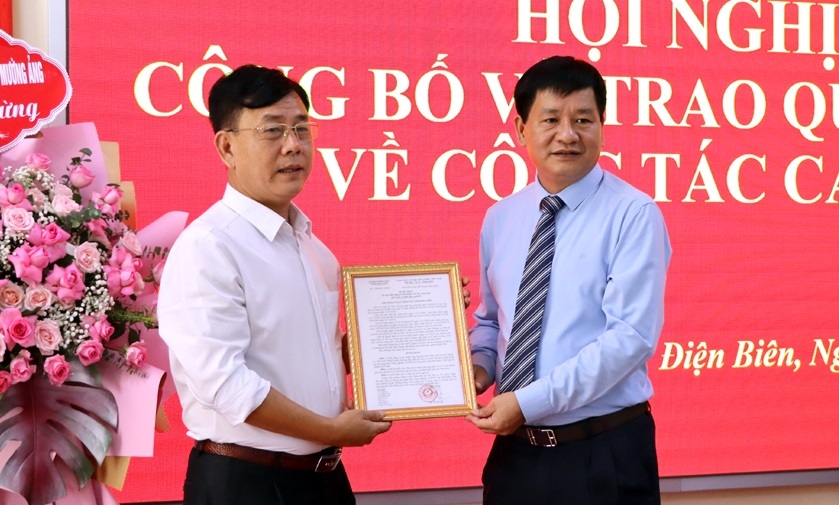 Ông Lê Thành Đô, Chủ tịch UBND tỉnh Điện Biên (bên phải) trao Quyết định bổ nhiệm Giám đốc Ban Quản lý dự án các công trình nông nghiệp và phát triển nông thôn tỉnh Điện Biên cho ông Nguyễn Hữu Hiệp.