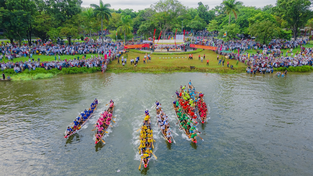 Sôi nổi giải đua ghe truyền thống trên sông Hương.