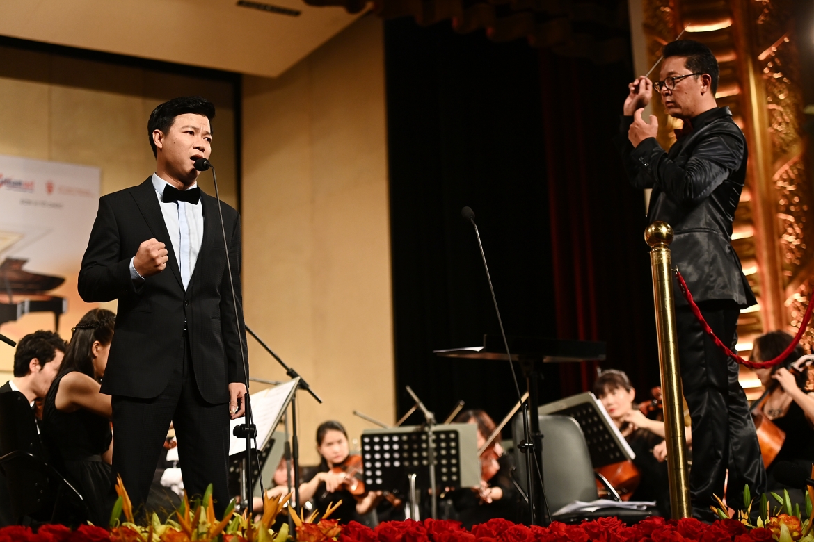 Ca sĩ Vũ Thắng Lợi biểu diễn ca khúc Hà Nội ngày trở về (nhạc sĩ Phú Quang), nhạc sĩ phối khí Lưu Hà An.