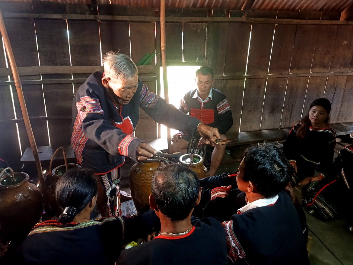 Thầy cúng làm lễ cho 2 cặp vợ chồng được kết nghĩa.