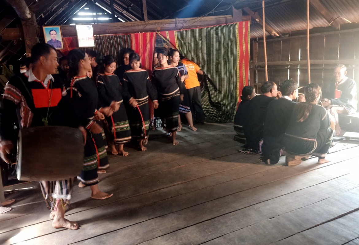Kết thúc nghi lễ, mọi người cùng thưởng thức rượu cần, nhảy múa, đánh chiêng chia vui cùng gia đình.