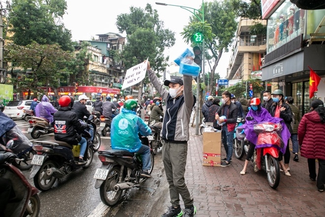 Khắc Việt xuống đường phát khẩu trang miễn phí cho người dân.