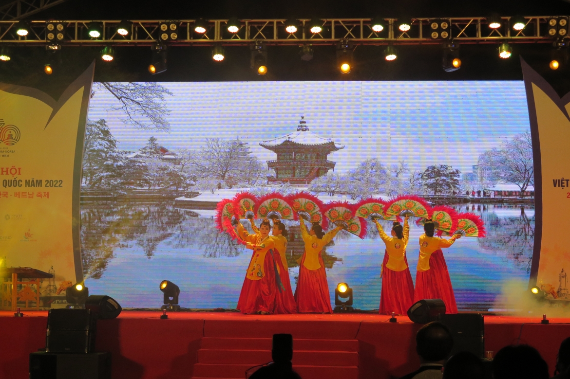 Tiết mục múa quạt truyền thống Hàn Quốc.
