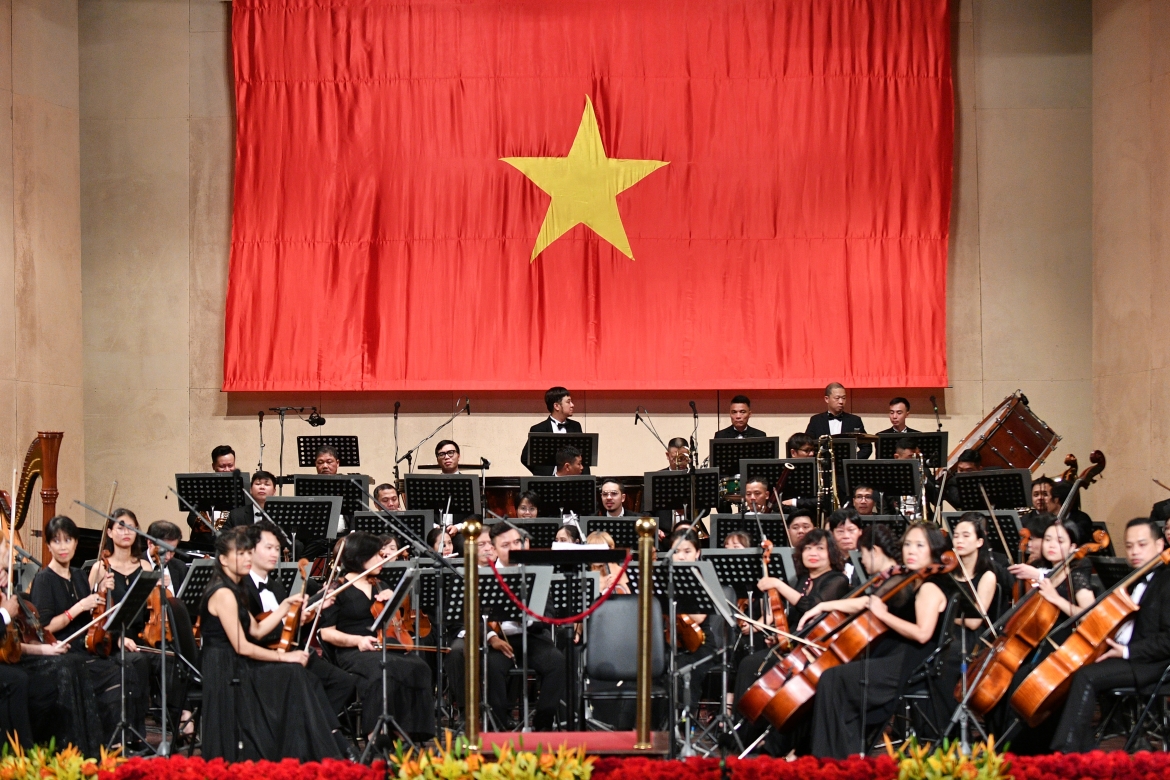 Sau 2 năm gián đoạn vì dịch Covid-19, hòa nhạc quốc gia Điều còn mãi 2022 đã trở lại với khán giả vào chiều nay 2/9 tại Nhà hát Lớn Hà Nội. Chương trình do Bộ Thông tin và Truyền thông chỉ đạo nội dung, báo Vietnamnet tổ chức thường niên vào dịp Quốc khánh. 