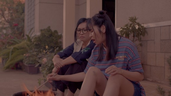 Ca sĩ Phương Thanh và Khánh Vân trong một cảnh phim.