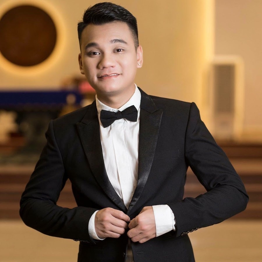 Khắc Việt công khai ủng hộ miền Trung 500 triệu đồng. 