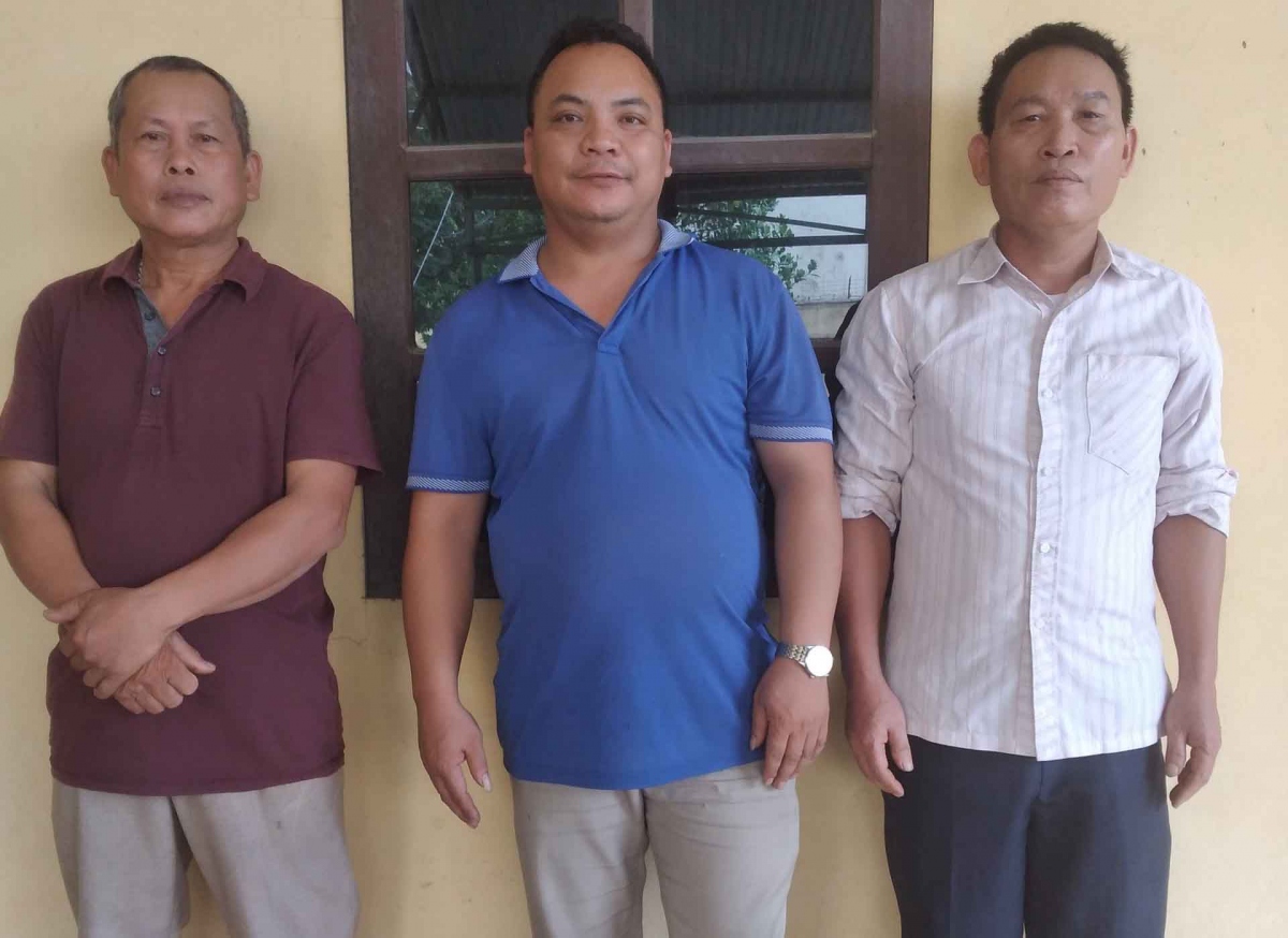 Nhóm đối tượng bị bắt quả tang khi đang sang chiết gas trái phép.