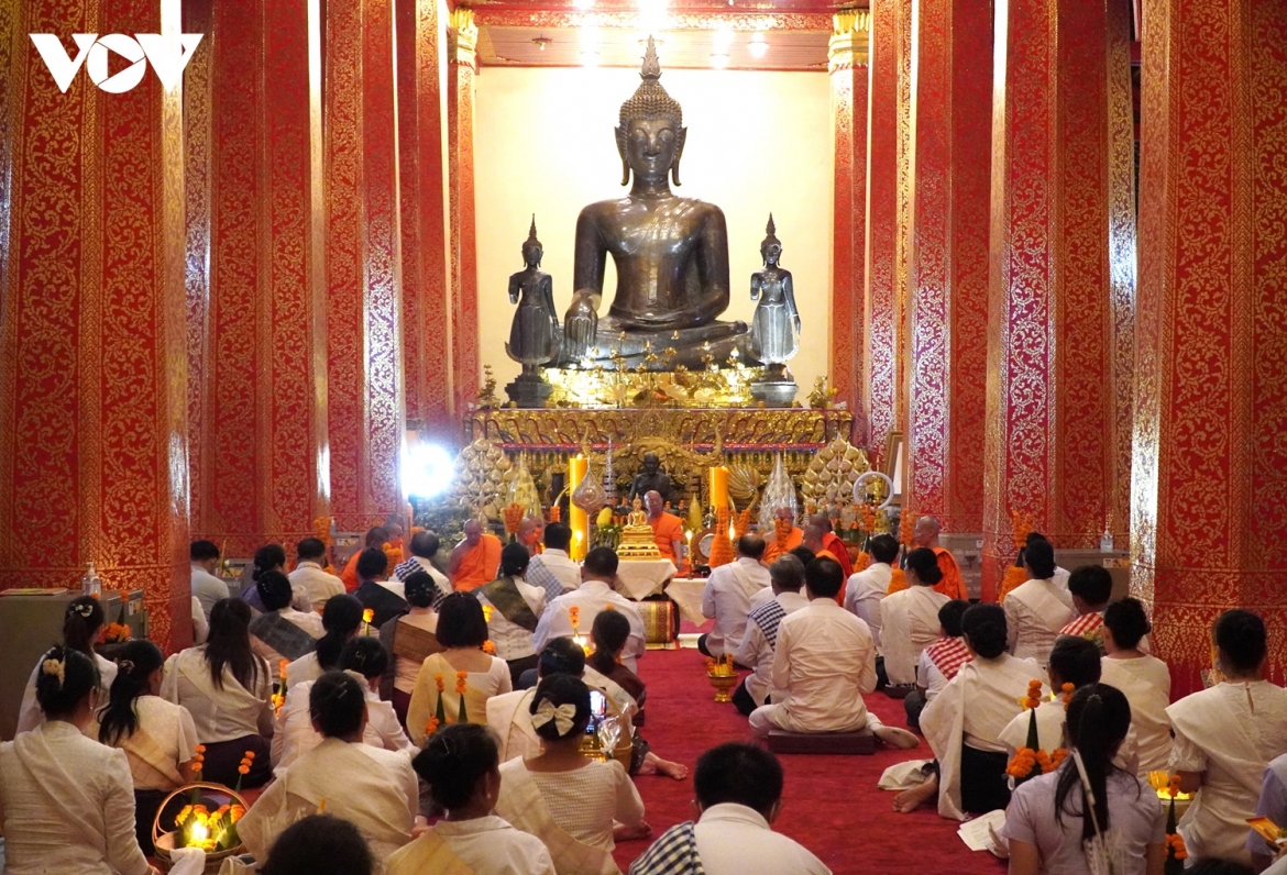Lễ hội Okphansa hay còn gọi là Lễ hội Mãn chay là một trong những lễ hội quan trọng nhất của người dân Lào. Năm nay, lễ hội diễn ra vào ngày 10/10 với nhiều nghi thức tôn giáo như rước nến, thả thuyền lửa để cầu nguyện cho cuộc sống ấm no, hạnh phúc. 