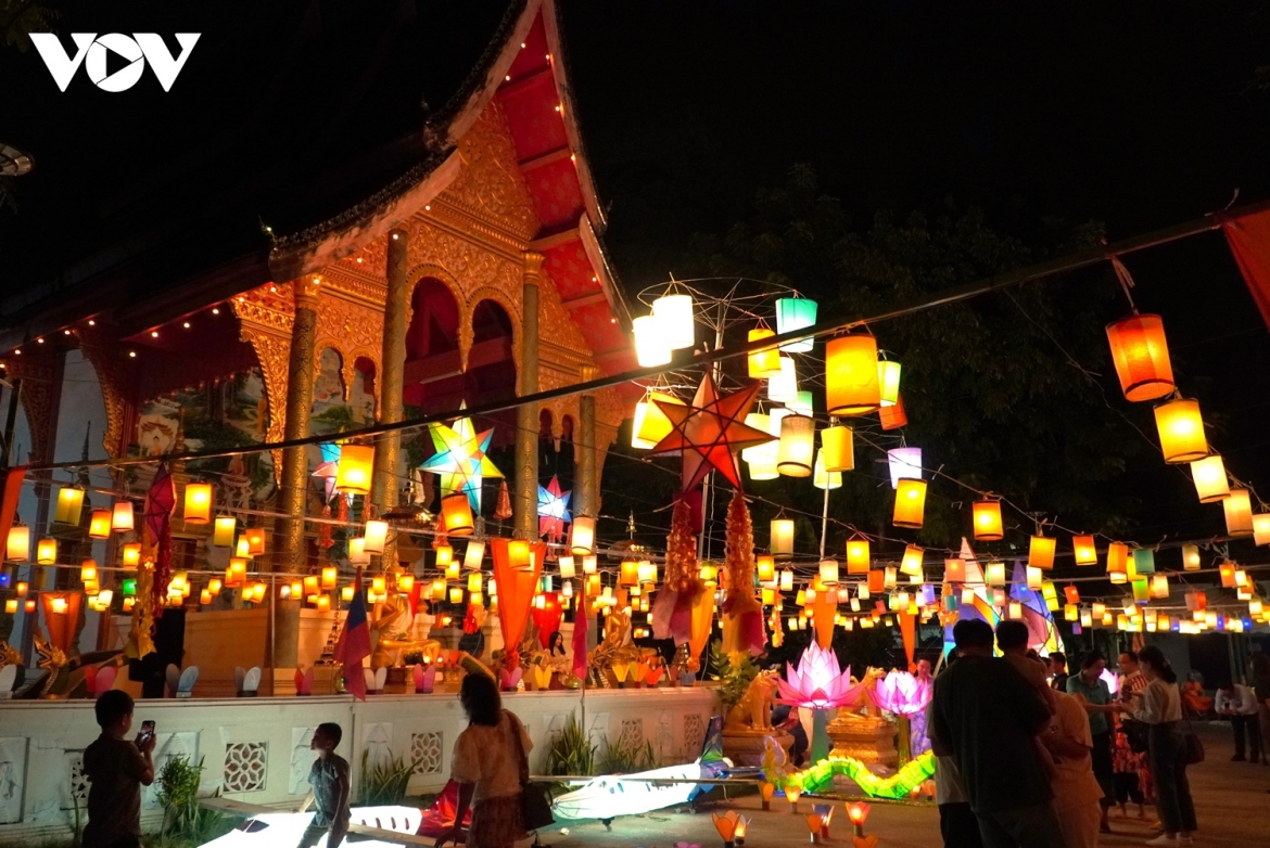 Tất cả các ngôi chùa ở thủ đô Vientiane trở nên náo nhiệt và lung linh hơn trong sắc màu của muôn vàn ánh nến và đèn lồng. Người dân đến chùa với niền hân hoan lễ Phật, nghe các nhà sư thuyết Pháp và cùng nhau thắp nến cầu nguyện, tất cả tạo nên khung cảnh huyền ảo của một lễ hội tôn giáo mang đậm đà bản sắc của đất nước Triệu Voi.