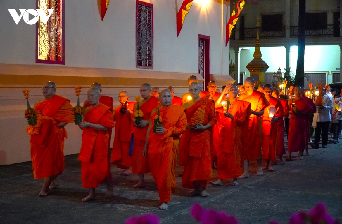 Nhà sư cùng phật tử thực hiện nghi lễ Viên Thiên đi quanh chùa.