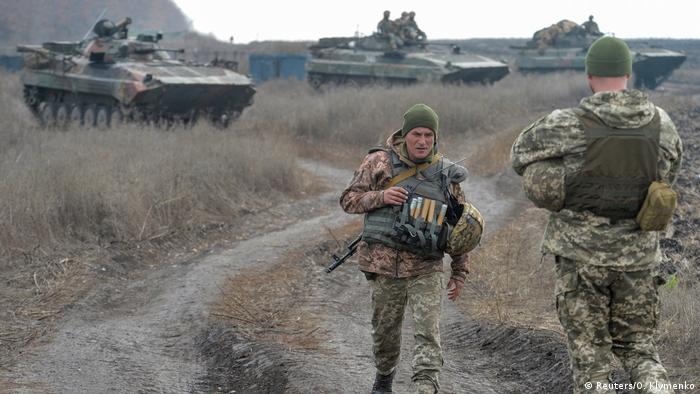 Binh sĩ Ukraine cùng vũ khí hạng nặng ở Donbass. Ảnh: Reuters