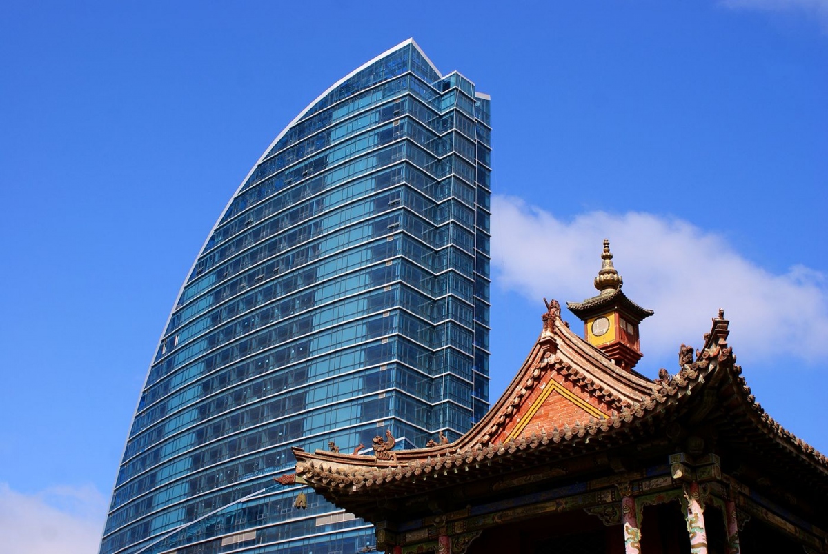 Một nửa dân số Mông Cổ sống tại Ulaanbaatar hoặc vùng lân cận. Thủ đô Mông Cổ có những nét hiện đại và cổ kính đan xen, nơi vẫn còn các ngôi lều kiểu truyền thống và cả những trung tâm mua sắm hay khách sạn xa hoa. ​​​​​trong ảnh là mái của ngôi đền Choijin Lama, với tháp Blue Sky 25 tầng ở phía sau. Nguồn: Stephen Exley/Getty Images