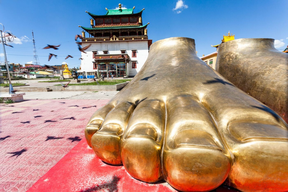 Tu viện Gandan Khiid (Gandantegchinlen) ở thủ đô Ulaanbaatar là một trong những tu viện quan trọng nhất của Mông Cổ. Du khách nên đến đây thật sớm, để chứng kiến ​​các nghi lễ từ khoảng 9h sáng. Bên trong ngôi đền chính có một bức tượng Phật Magjid Janraisig cao khoảng 25m, được làm bằng đá quý. Nguồn: Jenny Jones/Getty Images