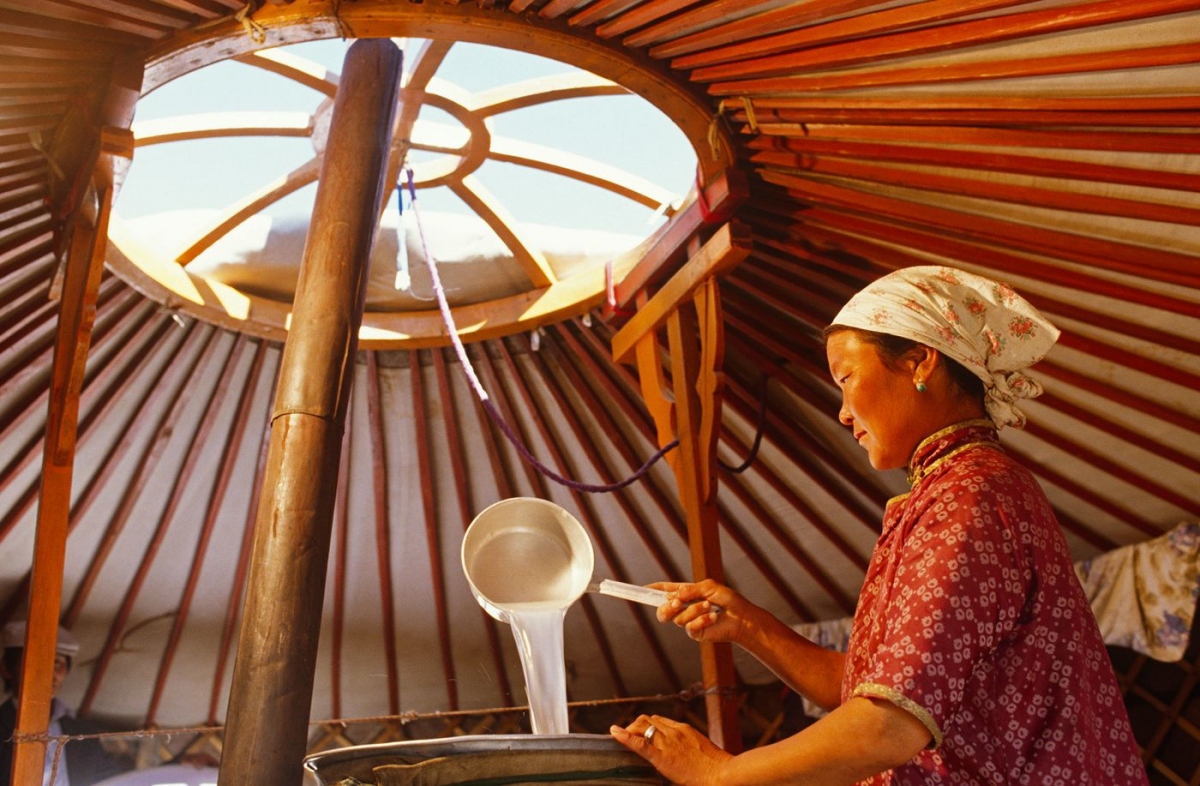 Một người phụ nữ Mông Cổ đang chuẩn bị sữa để chưng cất và tạo ra loại rượu mạnh được gọi là "arkhi". Loại đồ uống này được sản xuất từ ​​thế kỷ 14 từ sữa ngựa hoặc sữa bò lên men. Nếu may mắn được mời tham gia bữa tiệc của một gia đình Mông Cổ, nhiều khả năng bạn sẽ được mời một ly arkhi. Nguồn: Paul Harris/Getty Images