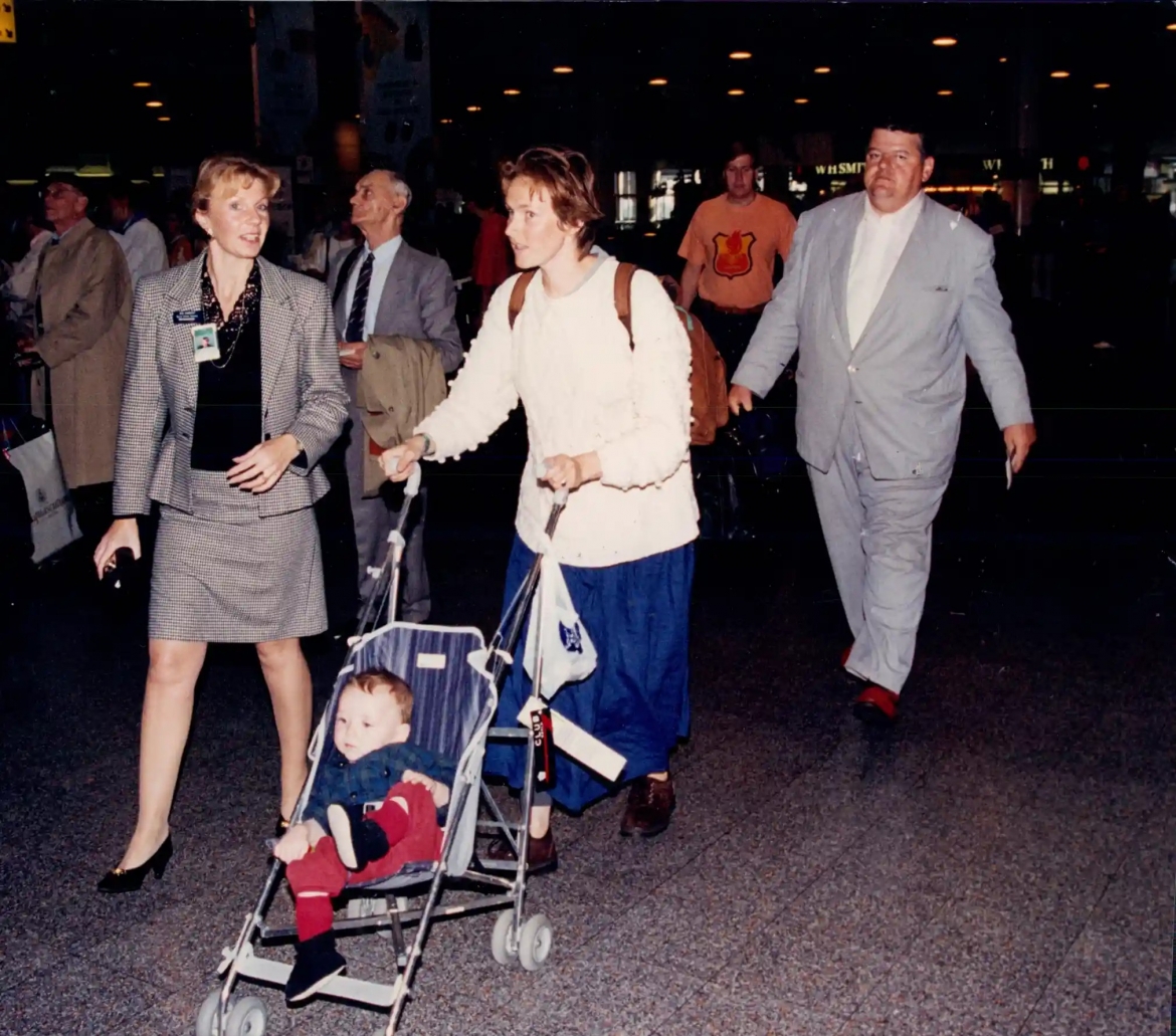 Coltrane cùng vợ và con trai tại sân bay Gatwick (London, Anh) năm 1993. Nguồn: Mike Floyd/ANL/REX/Shutterstock