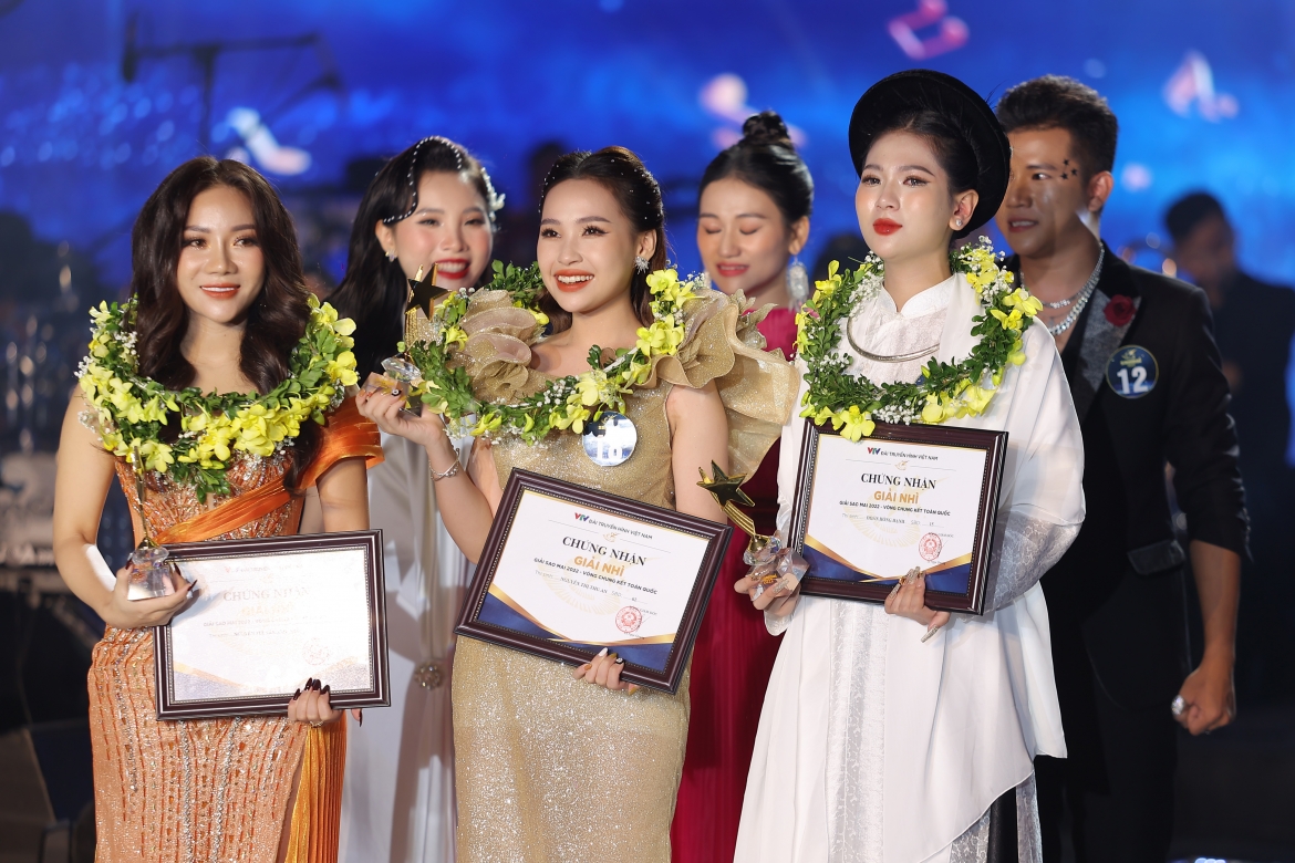 Ba thí sinh giành giải Nhì Sao Mai 2022; Đoàn Hồng Hạnh, Nguyễn Thị Vân Anh và Nguyễn Thị Thu An