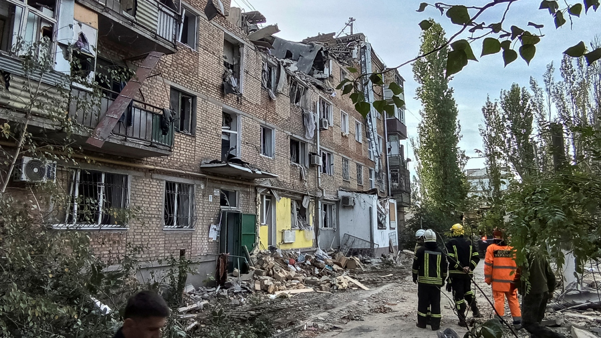 Một tòa nhà tại thành phố Mykolaiv bị phá hủy sau vụ không kích hôm 13/10 (Ảnh: Reuters)