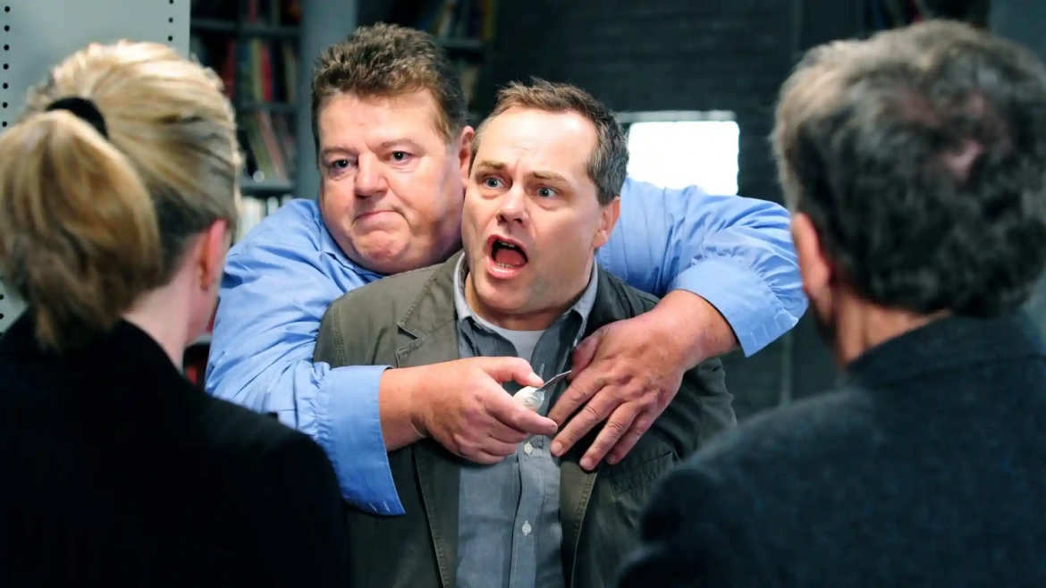 Robbie Coltrane phía sau diễn viên Jack Dee trong phim "Lead Balloon" (2011). Nguồn: BBC/Open Mike/Ellis O'Brien/Open Mike