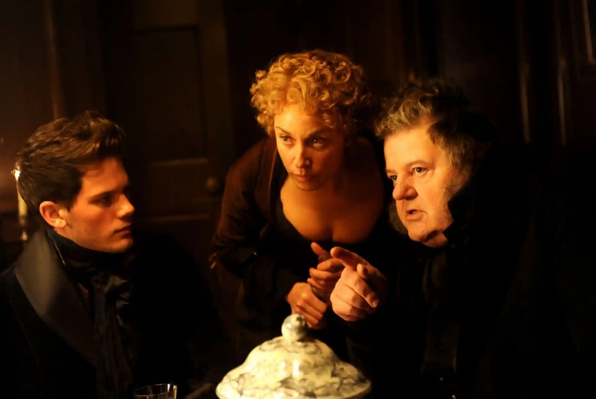 Dàn diễn viên Robbie Coltrane, Jeremy Irvine và Tamzin Outhwaite trong phim "Great Expectations" (2012). Nguồn: Moviestore/REX/Shutterstock