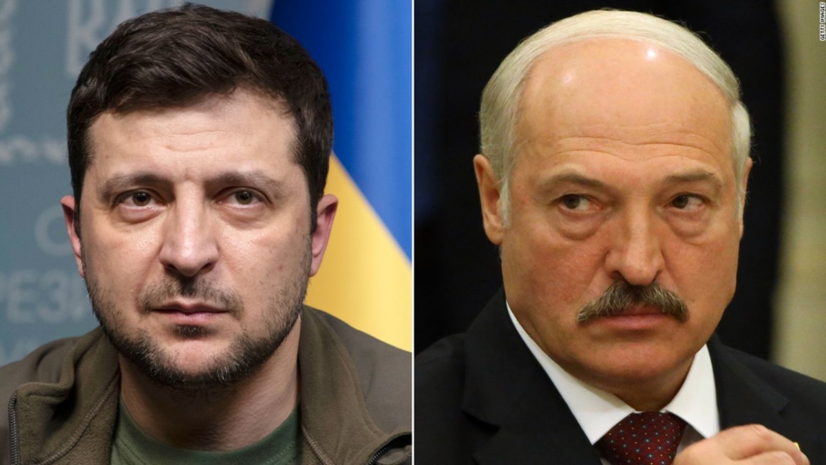 Tổng thống Ukraine Volodymyr Zelensky (trái) và Tổng thống Belarus Alexander Lukashenko. Nguồn: CNN