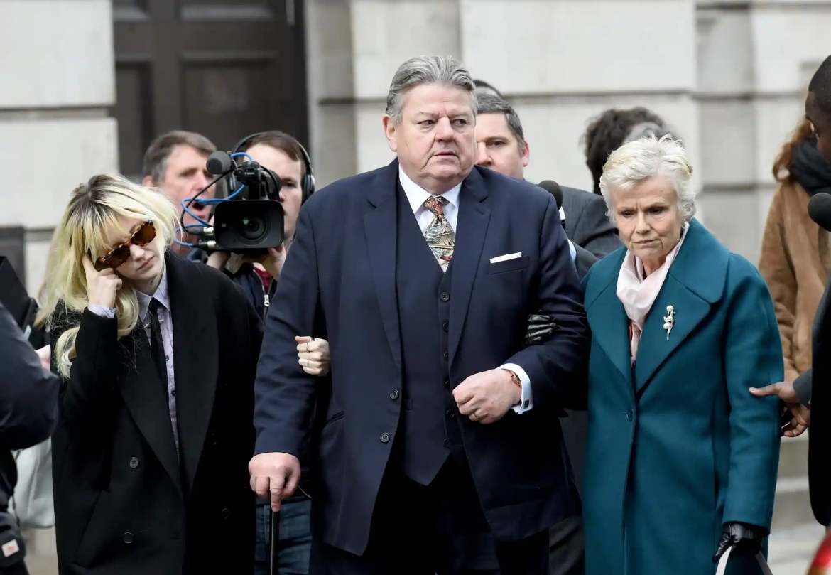 Robbie Coltrane xuất hiện bên cạnh 2 nữ diễn viên Julie Walters và Andrea Riseborough khi quay phim "National Treasure" (2016). Nguồn: MCPIX/REX/Shutterstock./.