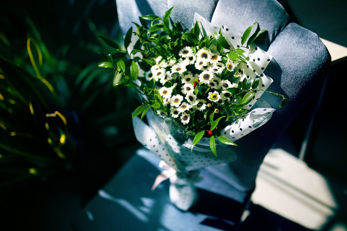 Khi nói đến hoa màu trắng, một trong những ý nghĩa phổ biến nhất là sự thuần khiết. Hoa màu trắng là món quà hoàn hảo cho ngày kỷ niệm, các cộc mốc quan trọng vì hoa trắng tượng trưng cho sự tinh khiết và nếu bạn đang muốn thể hiện cảm xúc của mình đối với những người yêu thương, hoa trắng là lựa chọn hoàn hảo nhất.