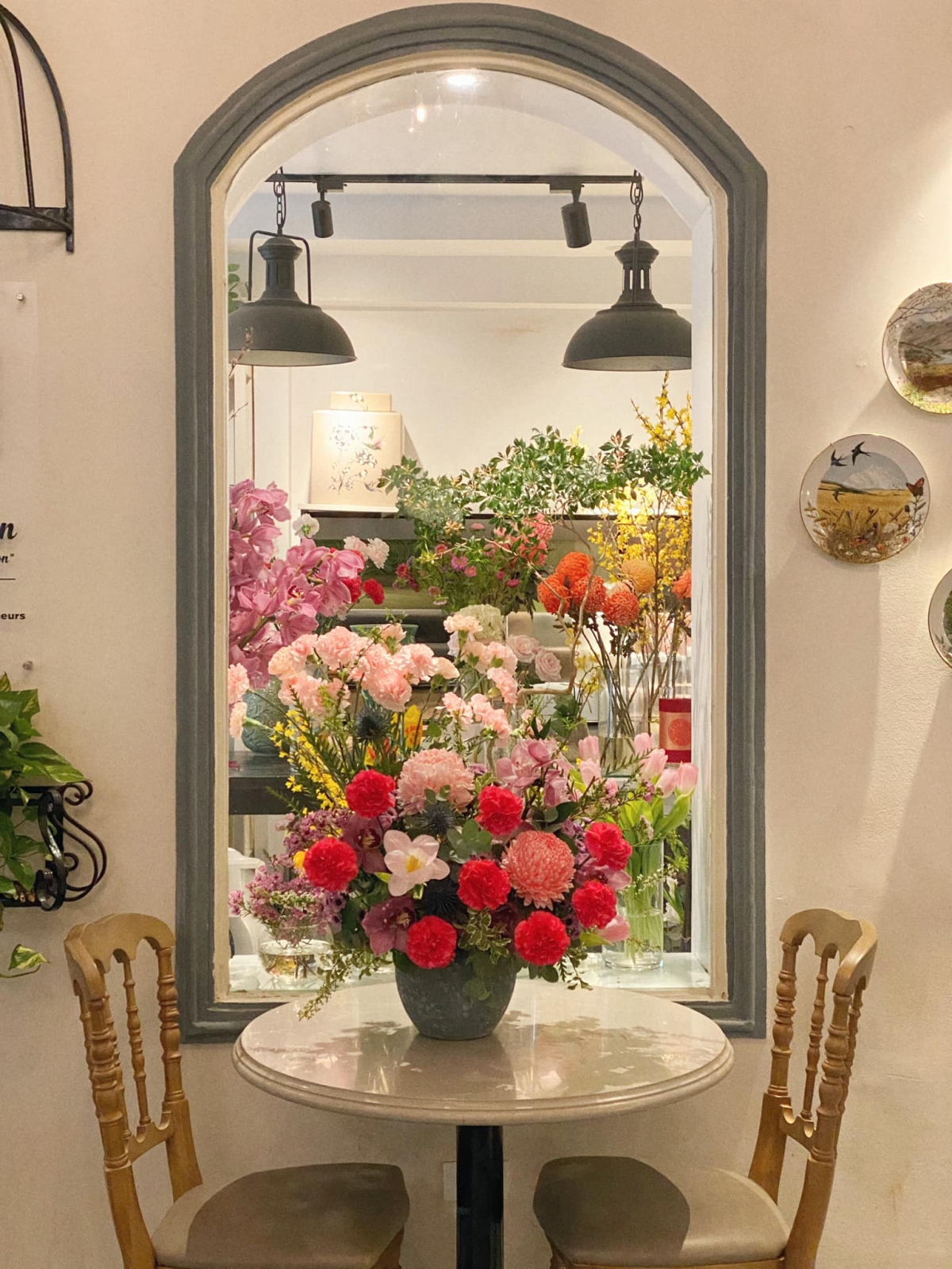 Khi nhận được hoa, bạn sẽ cảm nhận được ngay niềm hạnh phúc, đây là điều tuyệt vời nhất mà hoa tươi đã mang lại cho con người. Chính vì vậy, hoa tươi từ lâu đã được dùng vào các dịp đặc biệt như sinh nhật, ngày cưới, lễ tốt nghiệp, chúc mừng…