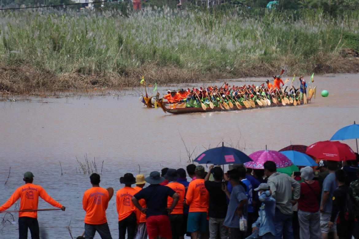 Hội đua thuyền thủ đô Viêng Chăn (Lào) năm nay có sự tham gia của 33 đội đua, tranh tài ở 2 nội dung là thuyền 12 tay chèo và 55 tay chèo.