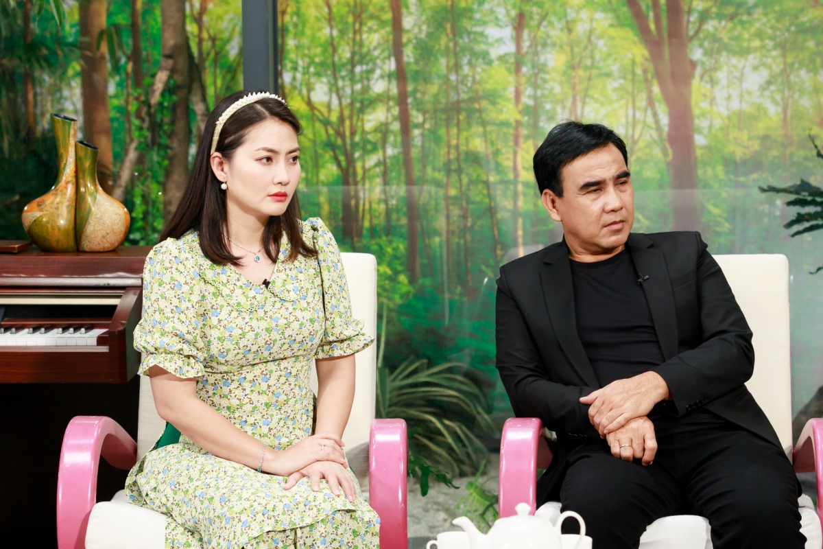 Quyền Linh và Ngọc Lan xúc động trước câu chuyện của hai vợ chồng nghèo.