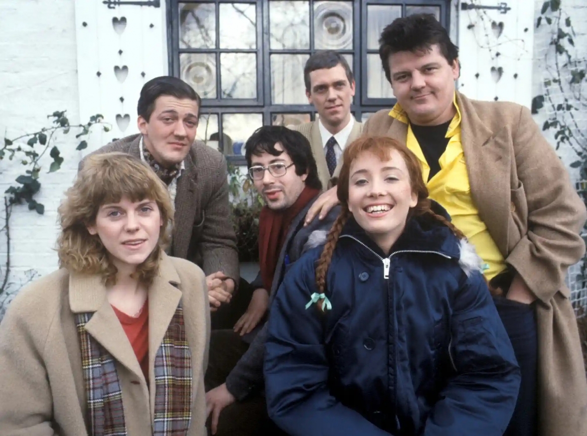 Dàn diễn viên trong "Alfresco" (1982), từ trái qua là Siobhan Redmond, Stephen Fry, Ben Elton, Hugh Laurie, Emma Thompson và Robbie Coltrane. Nguồn: ITV/REX