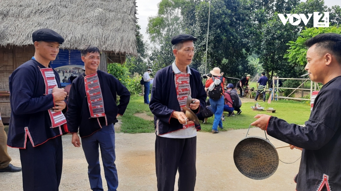 Chuẩn bị nhạc cụ để đi đón dâu