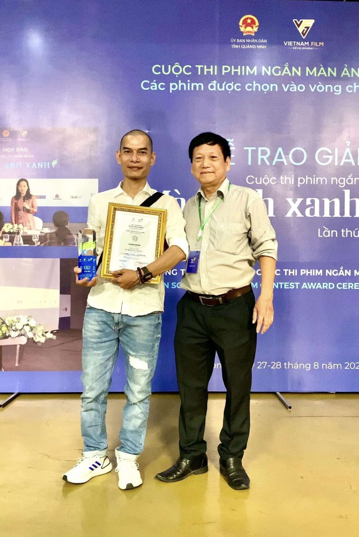 Đạo diễn Trịnh Lâm Tùng (trái) đoạt giải Nhì phim ngắn Màn ảnh xanh lần thứ Nhất