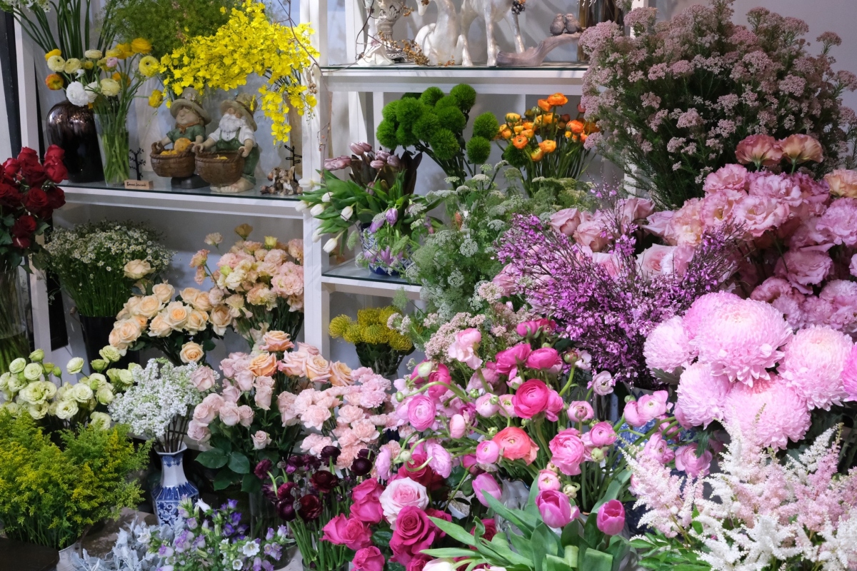 Người ta nói rằng không có sự biểu hiện nào có hiệu quả trong việc truyền đạt cảm xúc của con người bằng việc tặng bó hoa tươi. Tùy thuộc vào loại hoa, màu sắc và cách kết hợp với nhau sẽ quyết định cảm xúc được truyền tải giữa người tặng và người nhận. Bởi hoa là biểu tượng của tình yêu và sự quan tâm.