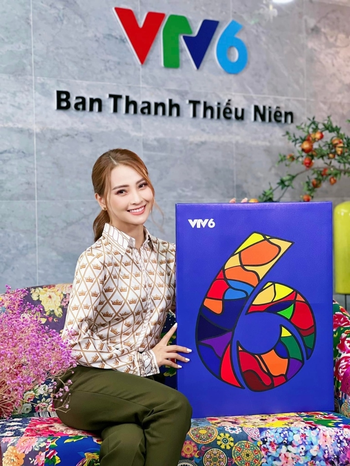 MC Mù Tạt nổi danh nhờ chương trình "Bữa trưa vui vẻ" của VTV6.
