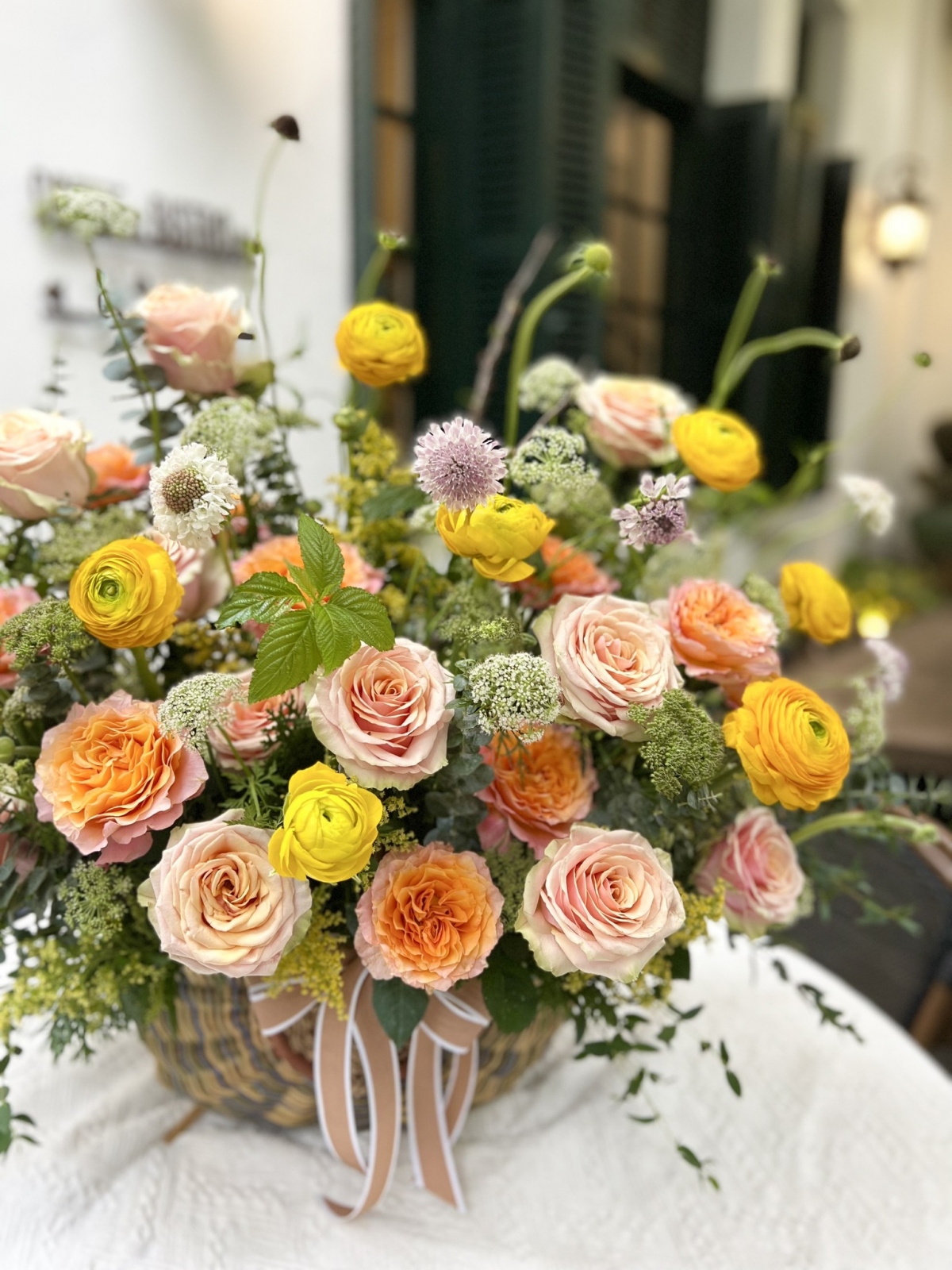 Màu vàng tượng trưng cho sự cao qu, khiến cho bất cứ ai ngắm nhìn có cảm giác thư thái như đang bước đi dưới bầu trời xanh cùng ánh nắng ban mai.