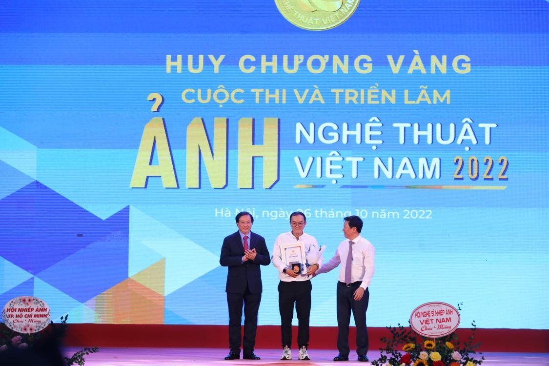 Phó trưởng Ban Tuyên giáo trung ương Trần Thanh Lâm, và Thứ trưởng Bộ VHTT&amp;DL Tạ Quang Đông trao Huy chương Vàng cho tác giả Lê Quang Thiện với bộ ảnh "Cầu Thủ Thiêm 2 - điểm nhấn mới".