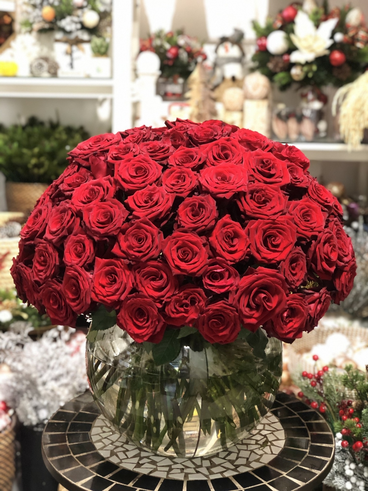 Màu đỏ được xem là màu sắc rực rỡ nhất, tượng trưng cho nhiệt huyết và sự may mắn.