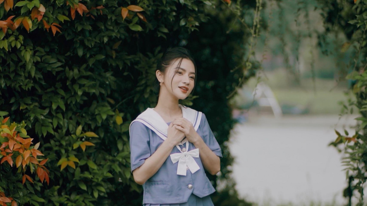Trong MV Châu Dương gây ấn tượng vẻ ngoài trẻ trung, xinh xắn.
