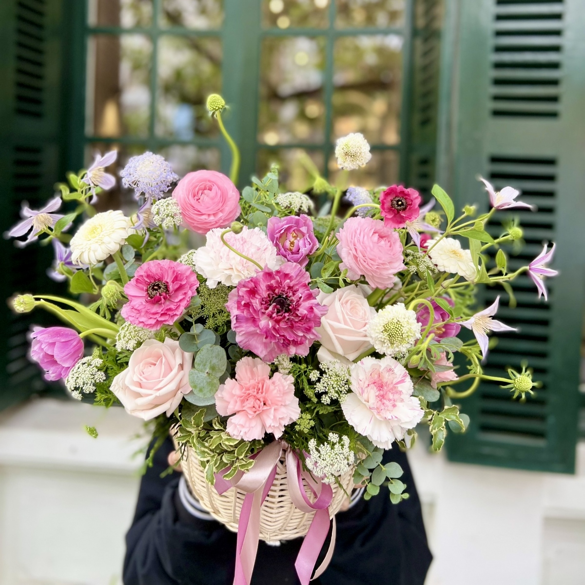 Trong văn hóa truyền thống của Việt Nam, sắc hồng của dải yếm đào tượng trưng cho sự nữ tính và sức quyến rũ của người phụ nữ.