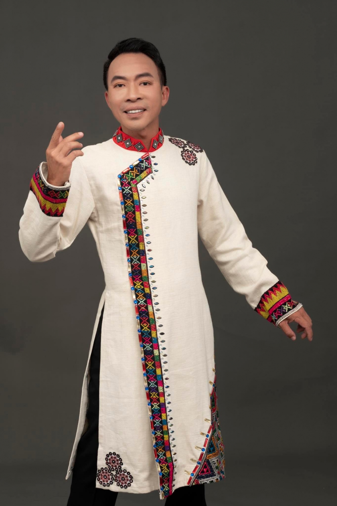 NSƯT Việt Hoàn.