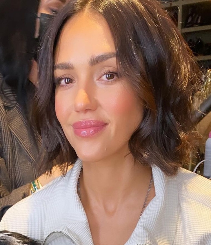 Jessica Alba: Lần đầu tiên cô thôi thúc đóng phim là khi đạo diễn phim "Fantastic Four" chỉ trích khi cô khóc. Anh ấy nói: “Nó trông quá thật, quá đau đớn. Bạn có thể xinh hơn khi bạn khóc? Khóc xinh đi Jessica”. Sau đó, Alba cũng phải vật lộn với các vai diễn của mình vì sắc tộc của cô ấy: “Họ nói như kiểu: Bạn không đủ Latinh để đóng vai một người Latinh, và bạn không đủ da trắng để đóng vai phụ nữ chính, vì vậy bạn trông thật "kỳ lạ". Bây giờ cô ấy có công việc kinh doanh của riêng mình và tập trung vào việc làm mẹ.