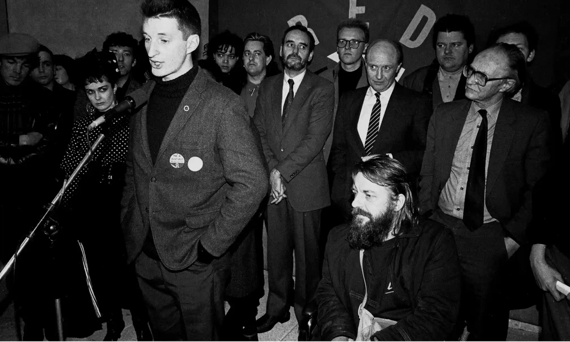 Robbie Coltrane đứng phía sau Billy Bragg trong một sự kiện ở London, Anh năm 1985. Nguồn: Richard Young/Rex Features