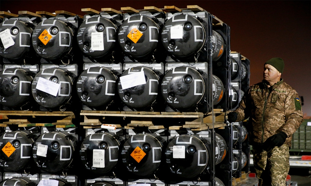 Binh sĩ Ukraine dỡ lô tên lửa chống tăng Javelin tại sân bay quốc tế Boryspil, ngoại ô thủ đô Kiev. Ảnh: Reuters