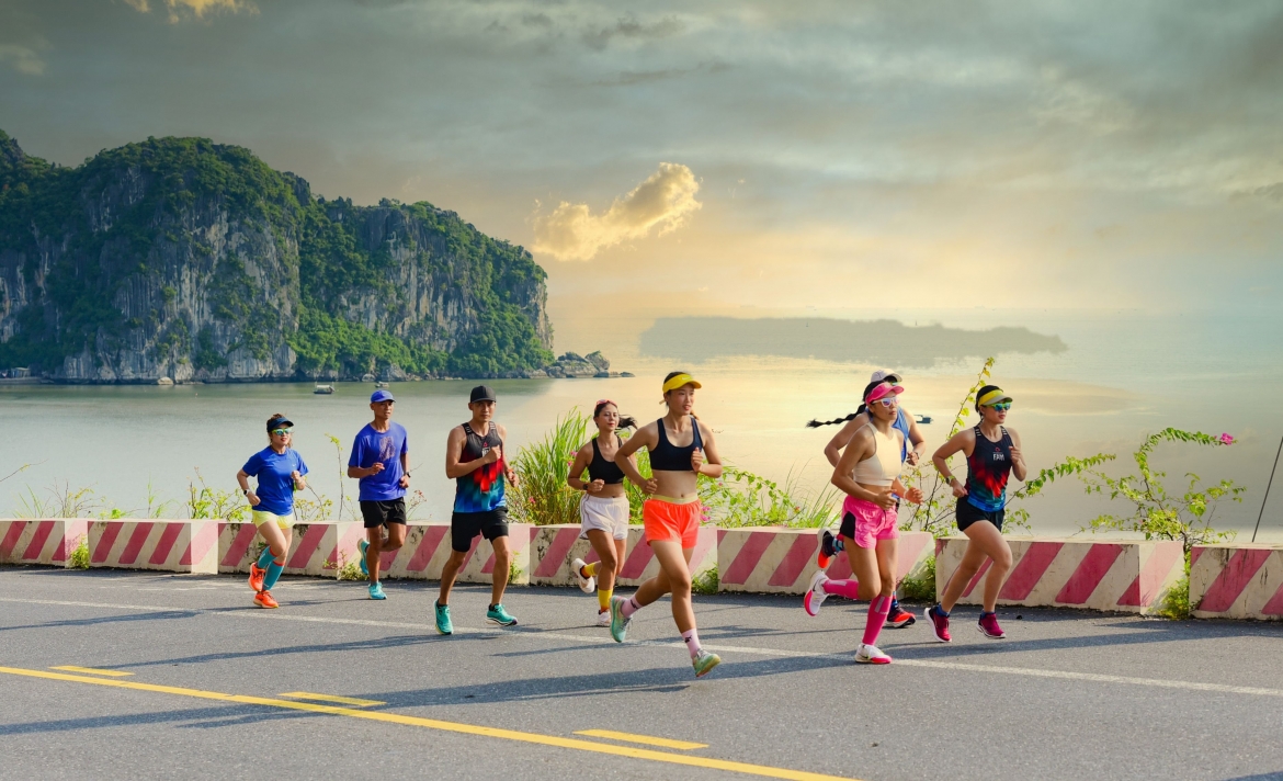Đến với giải chạy OneWay Marathon Cát Bà 2022, các vận động viên không chỉ được rèn luyện sức khỏe mà còn mà còn có cơ hội khám phá vẻ đẹp hoang sơ, hùng vĩ của đảo Ngọc Cát Bà (Hải Phòng). Ảnh: BTC cung cấp.