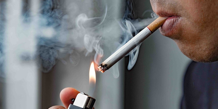 7. Hút thuốc: Lại là một lý do khác khiến bạn cai thuốc. Nicotine chỉ đạo cơ thể giải phóng acetylcholine hóa học, chất này kích hoạt các tuyến mồ hôi. Nó cũng làm tăng nhịp tim, huyết áp và nhiệt độ cơ thể./.