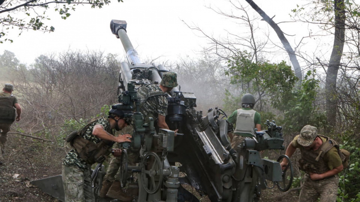 Quân đội Ukraine khai hỏa lựu pháo M777 ở khu vực Kharkiv, Đông Bắc Ukraine. Ảnh: Getty