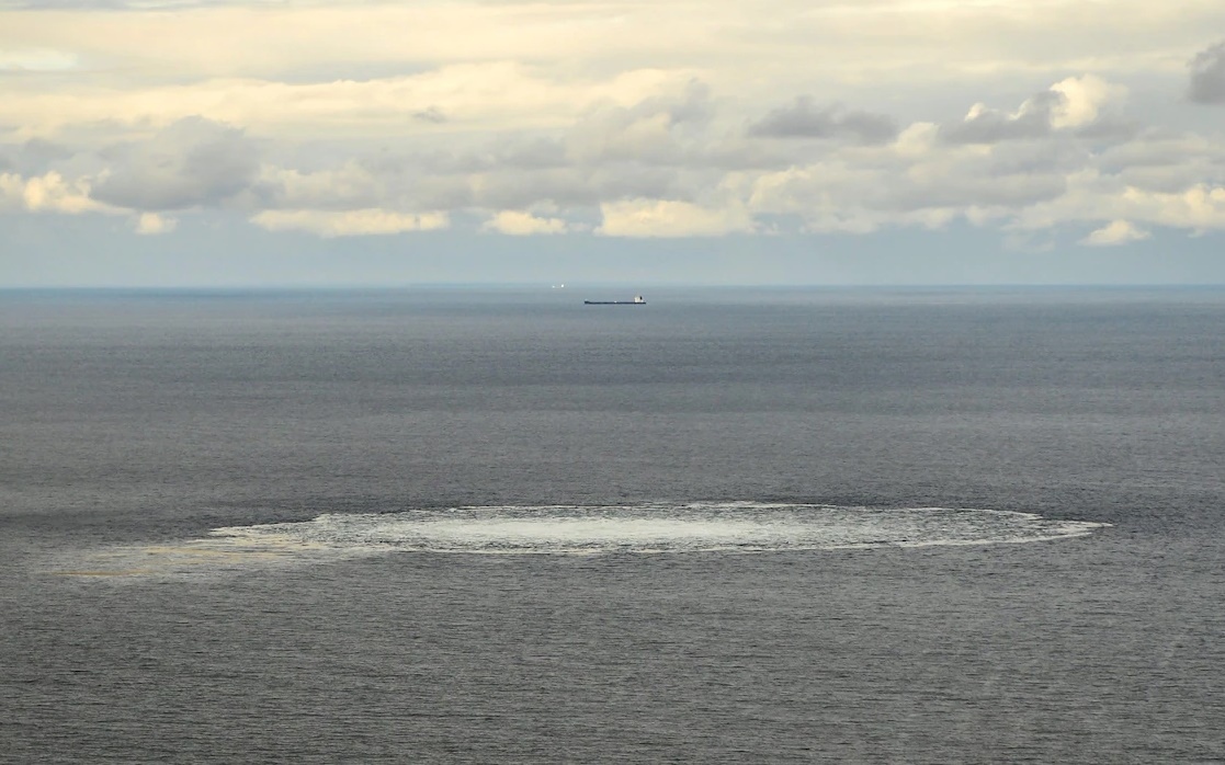 Một điểm khí đốt từ đường ống Dòng chảy phương Bắc rò rỉ lên mặt biển. Ảnh: Bộ Quốc phòng Đan Mạch.