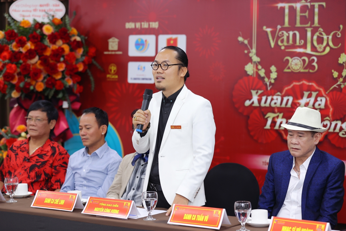 Tổng đạo diễn Nguyễn Công Vượng chia sẻ về chương trình "Tết vạn lộc" năm nay trong buổi họp báo.